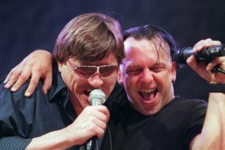 Rolf Widmer avait notamment produit les rockeurs alémaniques Polo Hofer (à gauche) et Gölä (ä droite), ici lors d'un concert à Fribourg en 2000 (archives). KEYSTONE/JUERG MUELLER